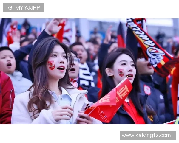 足球明星莅临香港激情赛场引发球迷热烈追捧与欢呼