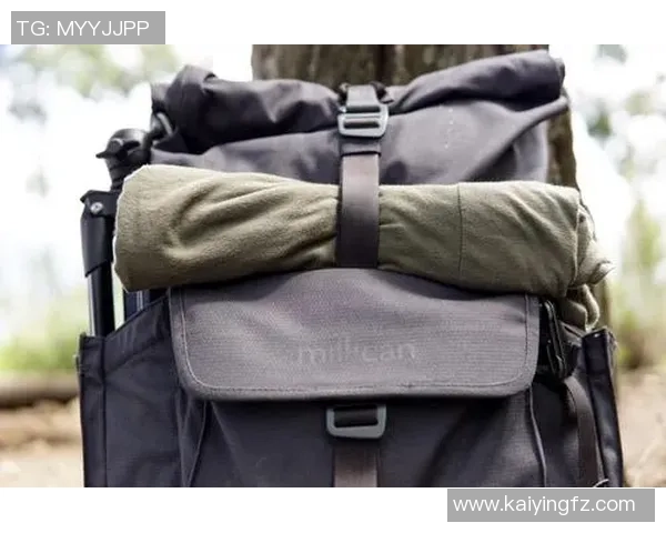 足球明星背包视频揭秘生活点滴与训练背后的故事