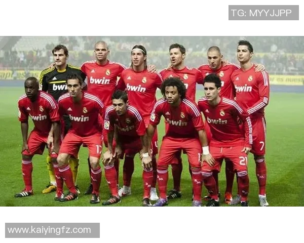 足球明星高清大图展现球场风采与激情瞬间的完美结合